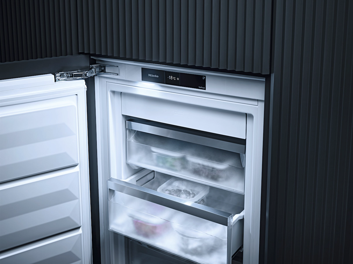 Фото 2 - Встраиваемый морозильный шкаф Miele FNS7770E 